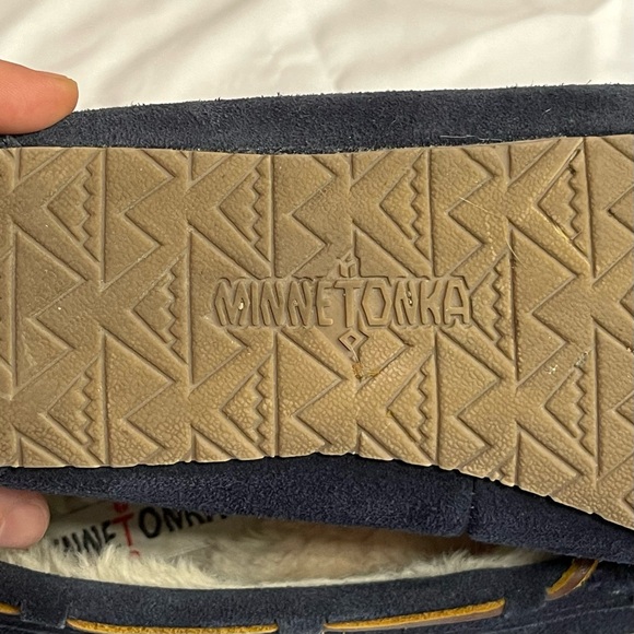 MINNETONKA Moccasins Women’s Cozy Slippers - Picture 5 of 7